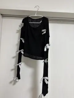 リボン付き黒長袖トップス
