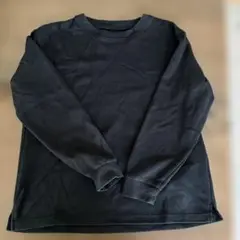 黒の長袖カットソー