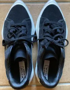 adidas スニーカーのサムネイル