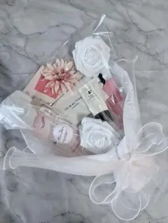 コスメブーケ【韓国コスメ詰め合わせ4点】｜誕生日/結婚式/ギフト※展示品 2025年最新】#miiquetの人気アイテム - メルカリ