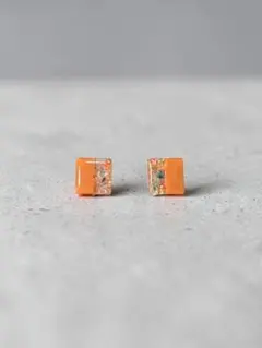 【イヤリング/ねじ式/ニッケルフリー加工】　スクエア【キャロットオレンジ】花びら