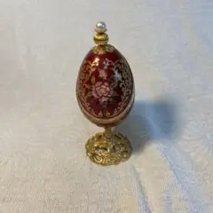 赤い花柄の装飾卵のオルゴール