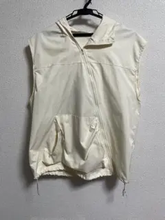 フード付きアイボリーベスト