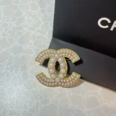 CC ロゴブローチ CCロゴ ゴール ラインストーン　パール