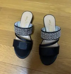 ビジュー付きブラックウェッジサンダル