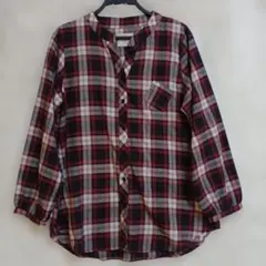 赤と黒のチェック柄長袖シャツ