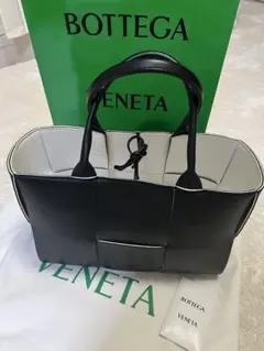 BOTTEGA VENETA アルコ トートバッグ ブラック/ホワイトのサムネイル