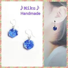 No.1529-A　琉球ガラス☆ちっちゃな六角型☆ピアス・イヤリング(ネイビーB