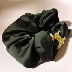 ロゴビジュー付き 黒 サテンシュシュ トリオンフ