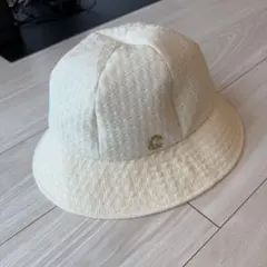 アイボリー バケットハット 金色ロゴ