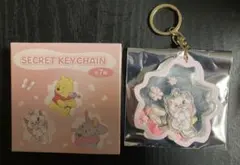 Disneyプーさんと猫のアクリルキーホルダー