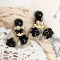 ブラックカボションとインド刺繍リボンのチャラチャラタッセルピアス 匿名配送