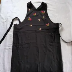 シマダジュンコ　バラ刺繍　黒エプロン　フリル付き