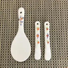 陶器製しゃもじ 青い花と赤い円デザイン　おしゃれなしゃもじ 陶器製しゃもじ 青い花と赤い円デザイン おしゃれなしゃもじ