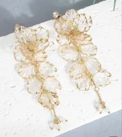 ゴールド　花　大ぶり　揺れる　フラワーモチーフ　ロングピアス　結婚式　ブライダル
