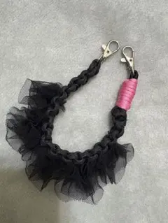 【パラコード】スマホハンドストラップ　チュール　フリル　黒とピンク
