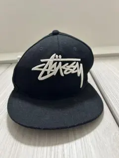 Stussy 黒 スナップバックキャップ