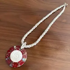 赤いシェルのペンダント