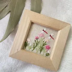 コスモス畑　刺繍フレーム　トンボ　秋　インテリア　置物