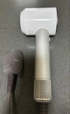 美品✨正規品✨ダイソンドライヤー HD01✨ホワイト系動作確認済み✨ Dyson（ドライヤー ・ ホワイト/白色系）のフリマアイテム一覧