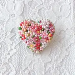 ビーズ刺繍 ブローチ ハート 花柄 ピンク系 ハンドメイド