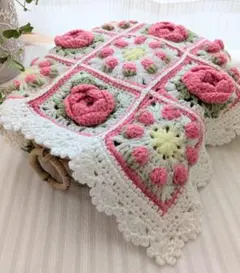 ばら＆苺のかぎ針編みマルチカバー　 グラニースクエア　立体花モチーフ編み