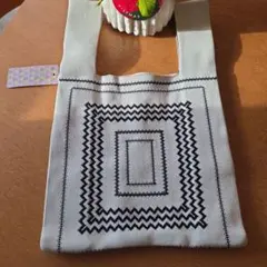 幾何学模様 　新品ニットトートバッグ アイボリー 中型