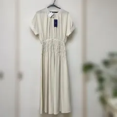 新品タグ付き　シップス　オフホワイト　シャーリングワンピースのサムネイル