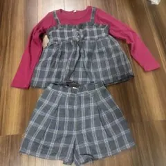 赤長袖とチェック柄ショートパンツセット