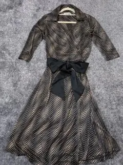 黒とゴールドベージュのドット柄カシュクールワンピース