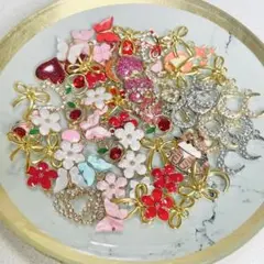 【大量まとめ売り】月や花、蝶など　赤とピンクメイン　チャーム　パーツ
