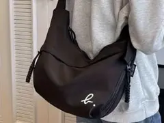 b.ロゴブラック ショルダーバッグ