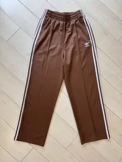 adidas ジョガーパンツ ブラウン XS