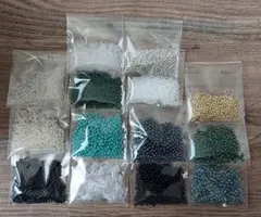 多彩な色とサイズのビーズセット