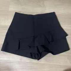 ZARA フリル付きブラックショートパンツ
