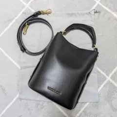 CHARLES & KEITH マーリン アクリリックハンドルバケツバッグ