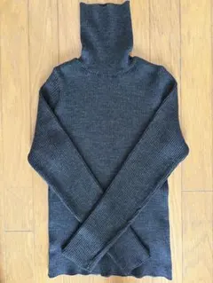 ダークグレー タートルネックセーター