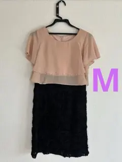 結婚式　ピンクと黒のフリル付き　ドレス