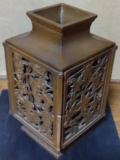 金属製透かし模様角型花瓶