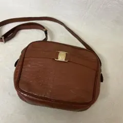 フェラガモ　ヴァラ　リボン　クロコダイル　型押し