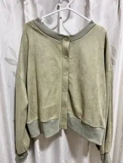 カーキ色 ボタン付きオーバーサイズトレーナー