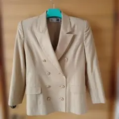 an ROBEのベージュ色ジャケット