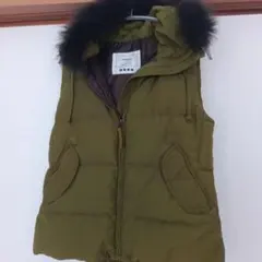 オリーブ色ダウンベスト フード付き