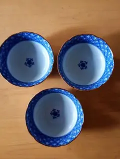 青い花柄の皿　3枚セット