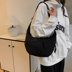 【24H発送】 ナイロン ショルダーバッグ マルチポケット 三日月型