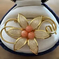 花の形状 ブローチ ピンクの石