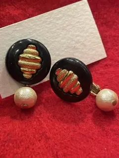 黒と金のボタン型揺れるイヤリング（コットンパール付き）