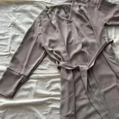 ワンピース ウエストリボン ベージュ　キレイめ　オフィス　光沢