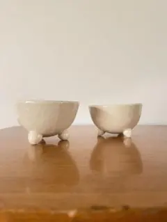 白い陶器の足付きボウル2個セット
