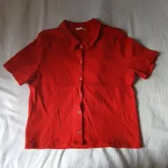 赤いボタン付き半袖シャツ